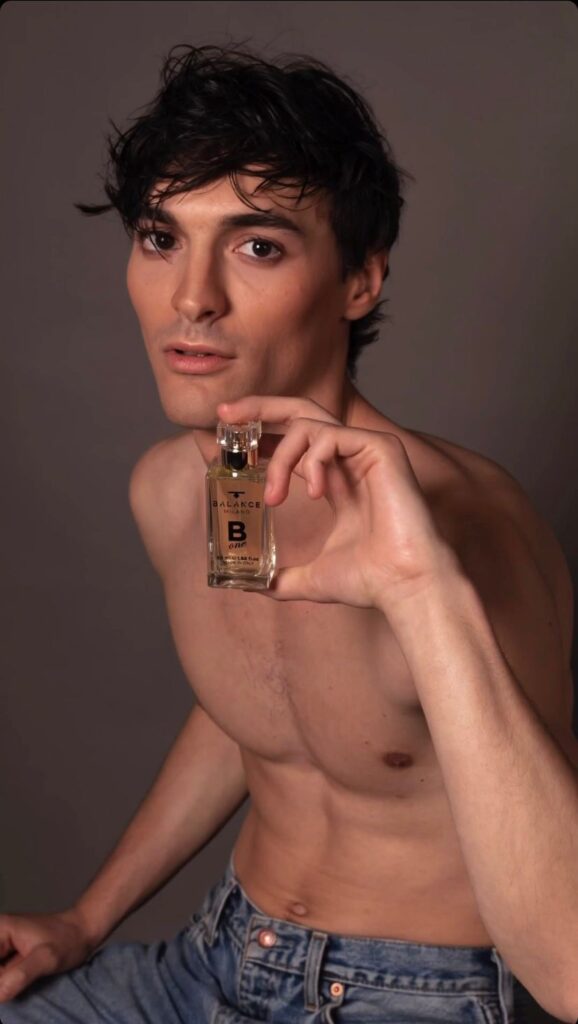 modello androgino , model, il modello &egrave; una persona che sfila in specifiche occasioni per mostrare al pubblico abiti e accessori di moda; nel campo della fotografia &egrave; in uso anche il termine fotomodello o fotomodella.