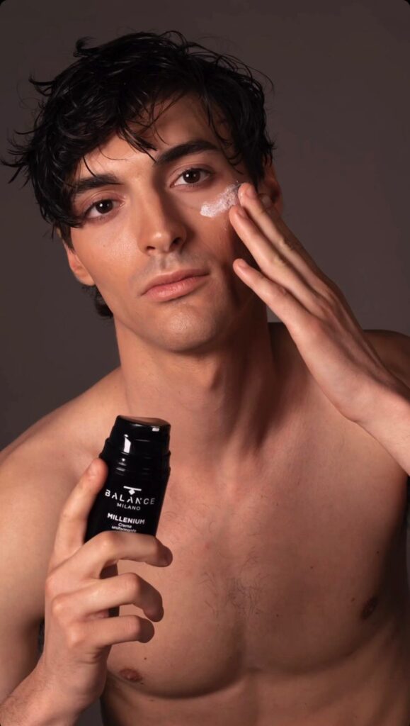 modello androgino , model, il modello &egrave; una persona che sfila in specifiche occasioni per mostrare al pubblico abiti e accessori di moda; nel campo della fotografia &egrave; in uso anche il termine fotomodello o fotomodella.