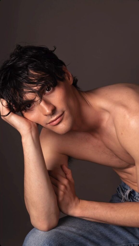 modello androgino , model, il modello &egrave; una persona che sfila in specifiche occasioni per mostrare al pubblico abiti e accessori di moda; nel campo della fotografia &egrave; in uso anche il termine fotomodello o fotomodella.