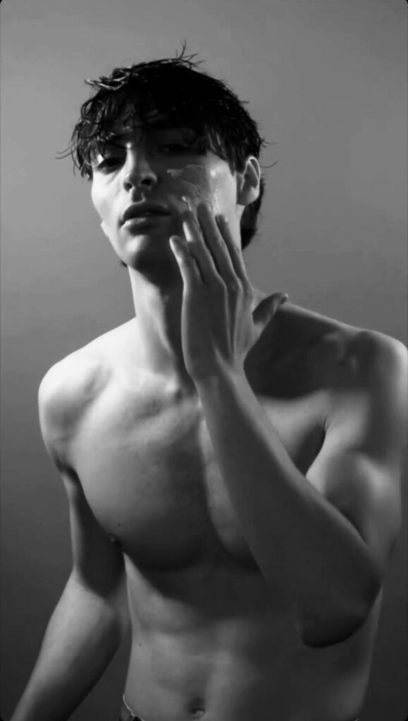 modello androgino , model, il modello &egrave; una persona che sfila in specifiche occasioni per mostrare al pubblico abiti e accessori di moda; nel campo della fotografia &egrave; in uso anche il termine fotomodello o fotomodella.