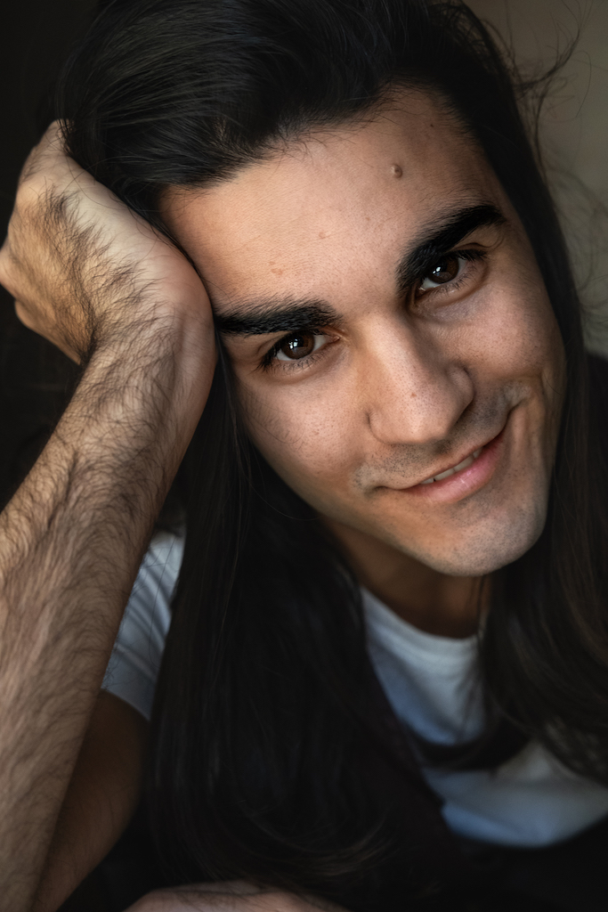 Mattia Petroni giovane attore e musivìcista romano, batterista, Film Me Contro Te lo scontro finale, Colorado Film, bravo attore italiano, attore con capelli lunghi, Maneskin