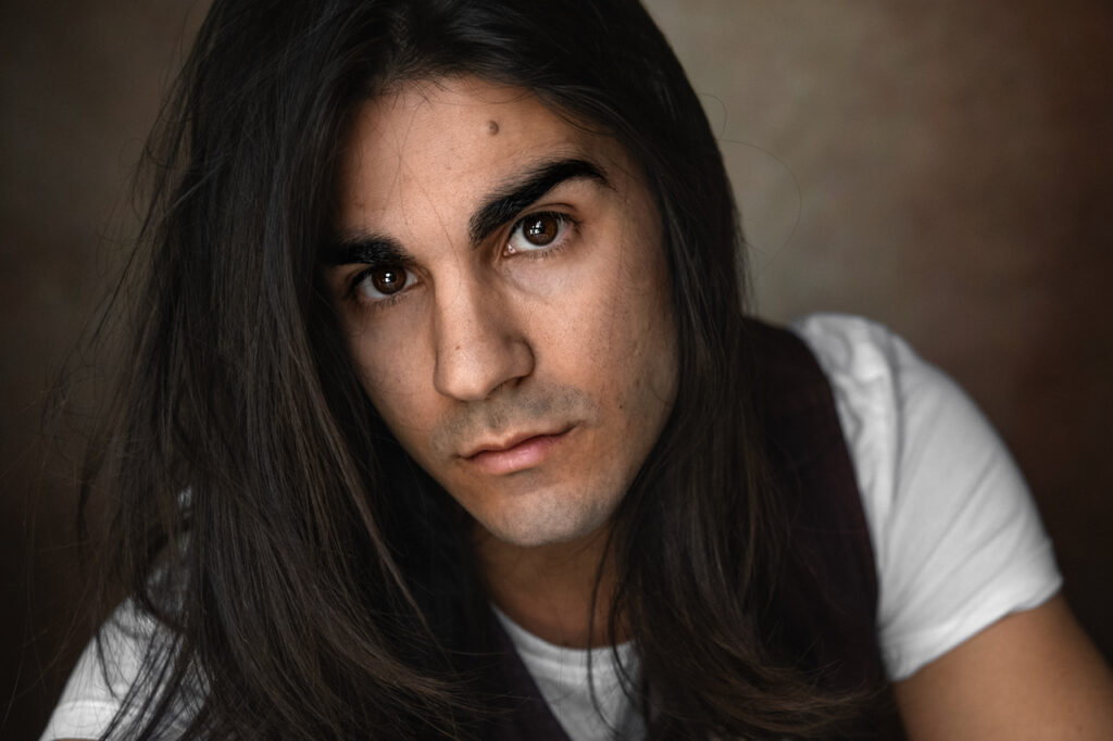 Mattia Petroni giovane attore e musivìcista romano, batterista, Film Me Contro Te lo scontro finale, Colorado Film, bravo attore italiano, attore con capelli lunghi, Maneskin