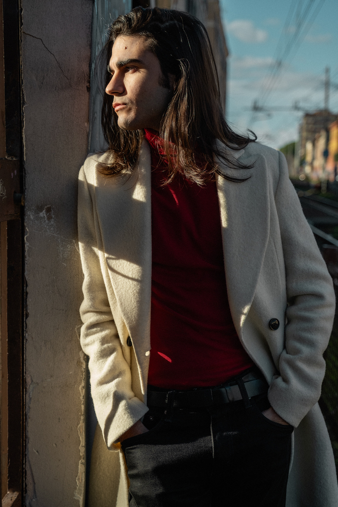 Mattia Petroni giovane attore e musivìcista romano, batterista, Film Me Contro Te lo scontro finale, Colorado Film, bravo attore italiano, attore con capelli lunghi, Maneskin