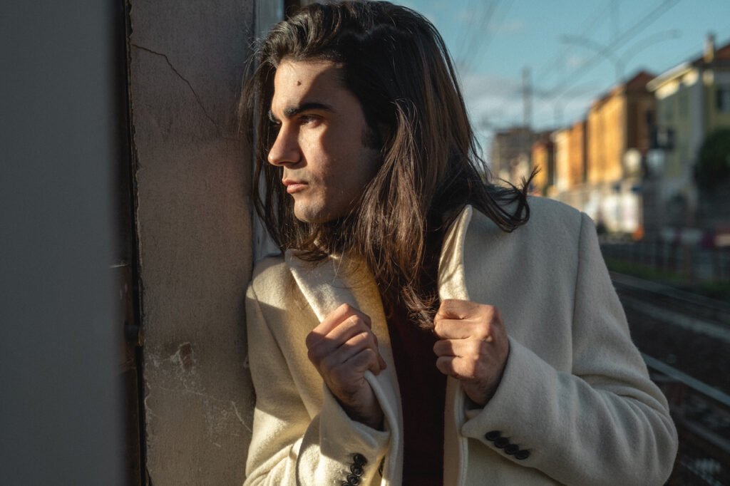 Mattia Petroni giovane attore e musivìcista romano, batterista, Film Me Contro Te lo scontro finale, Colorado Film, bravo attore italiano, attore con capelli lunghi, Maneskin