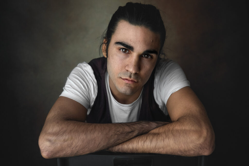 Mattia Petroni giovane attore e musivìcista romano, batterista, Film Me Contro Te lo scontro finale, Colorado Film, bravo attore italiano, attore con capelli lunghi, Maneskin