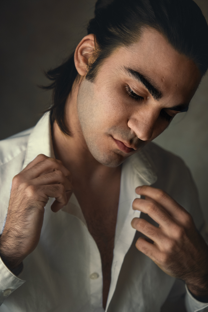 Mattia Petroni giovane attore e musivìcista romano, batterista, Film Me Contro Te lo scontro finale, Colorado Film, bravo attore italiano, attore con capelli lunghi, Maneskin
