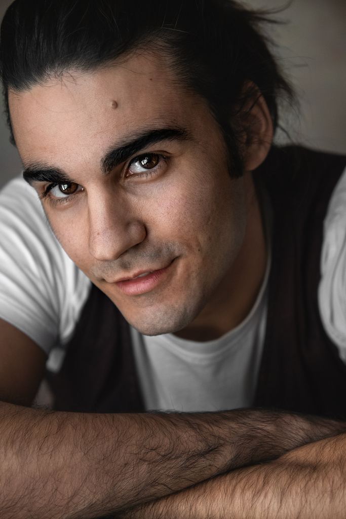 Mattia Petroni giovane attore e musivìcista romano, batterista, Film Me Contro Te lo scontro finale, Colorado Film, bravo attore italiano, attore con capelli lunghi, Maneskin