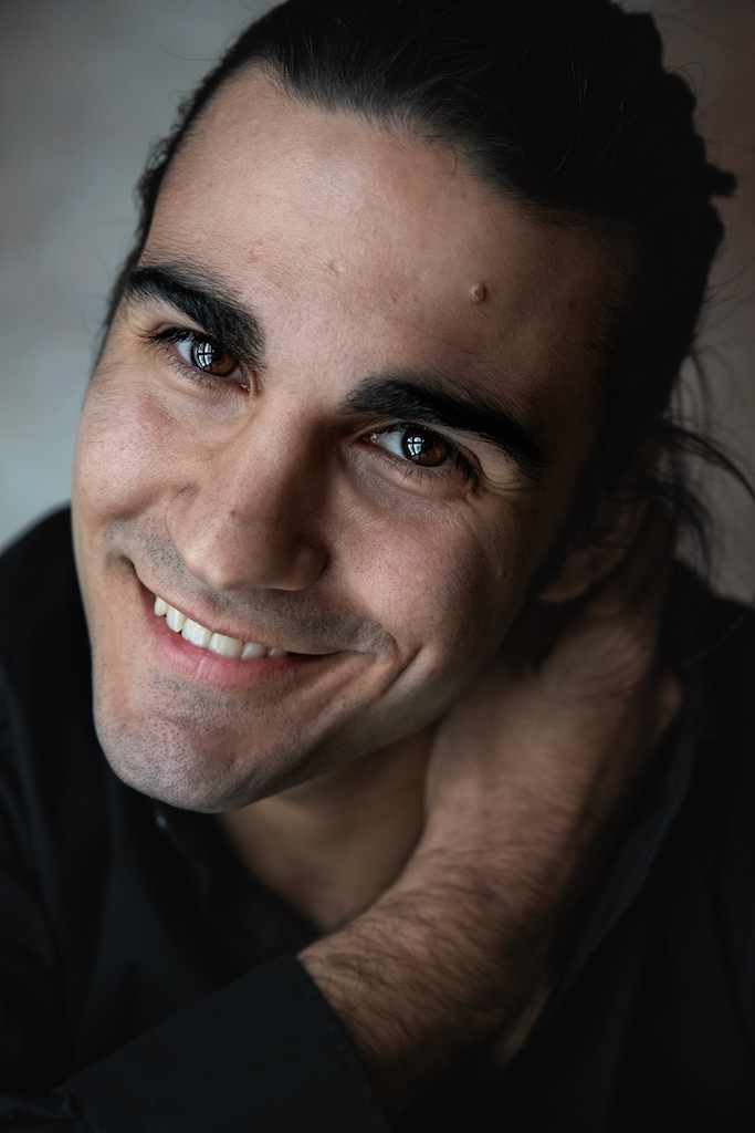 Mattia Petroni giovane attore e musivìcista romano, batterista, Film Me Contro Te lo scontro finale, Colorado Film, bravo attore italiano, attore con capelli lunghi, Maneskin