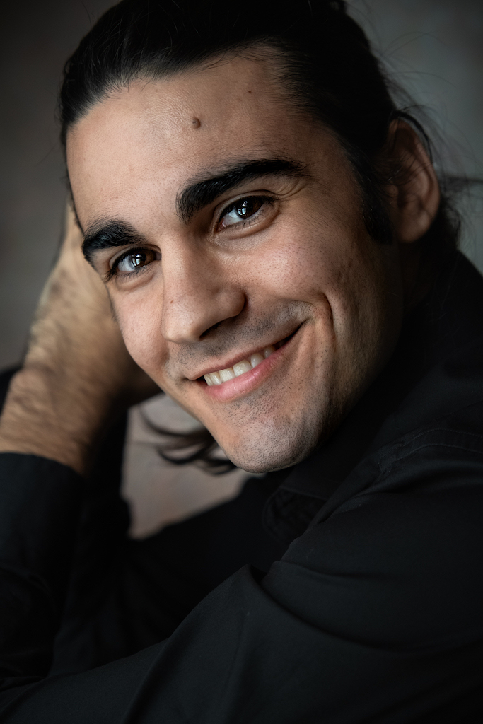 Mattia Petroni giovane attore e musivìcista romano, batterista, Film Me Contro Te lo scontro finale, Colorado Film, bravo attore italiano, attore con capelli lunghi, Maneskin