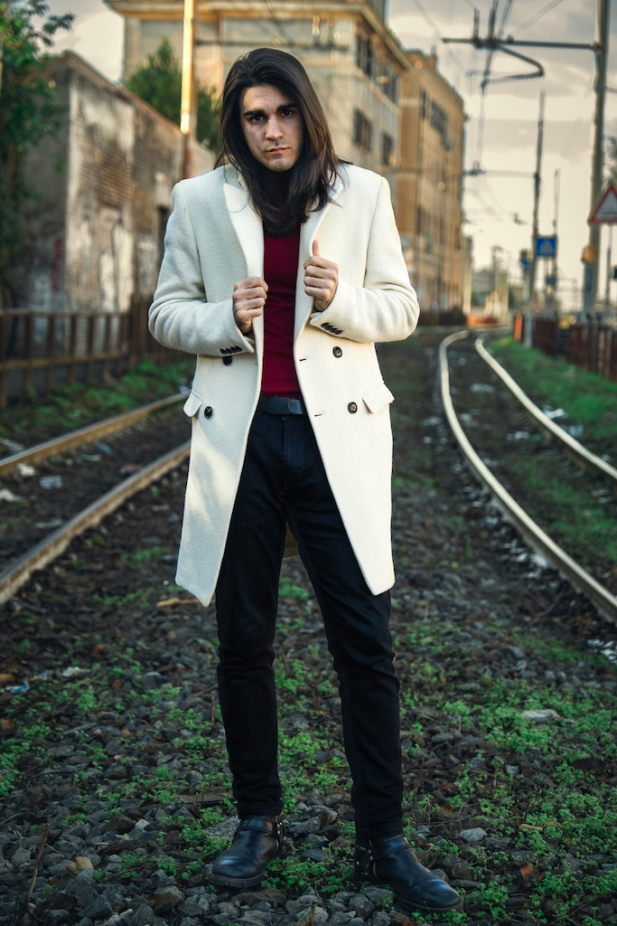 Mattia Petroni giovane attore e musivìcista romano, batterista, Film Me Contro Te lo scontro finale, Colorado Film, bravo attore italiano, attore con capelli lunghi, Maneskin