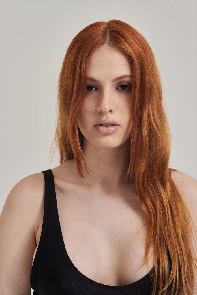 modella brasiliana con capelli rossi, modella con quarta di seno, modella per lingerie , modella per costumi, swimsuit model
