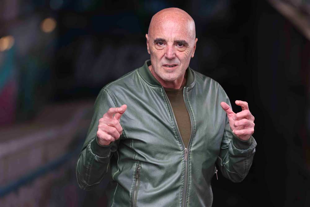 Roberto Pesaresi Attore italiano con esperienza nel cinema, teatro e spot pubblicitari.Basato a Roma, disponibile per nuovi progetti.Italian actor based in Rome with experience in films, theatre and commercials.Available for new projects.