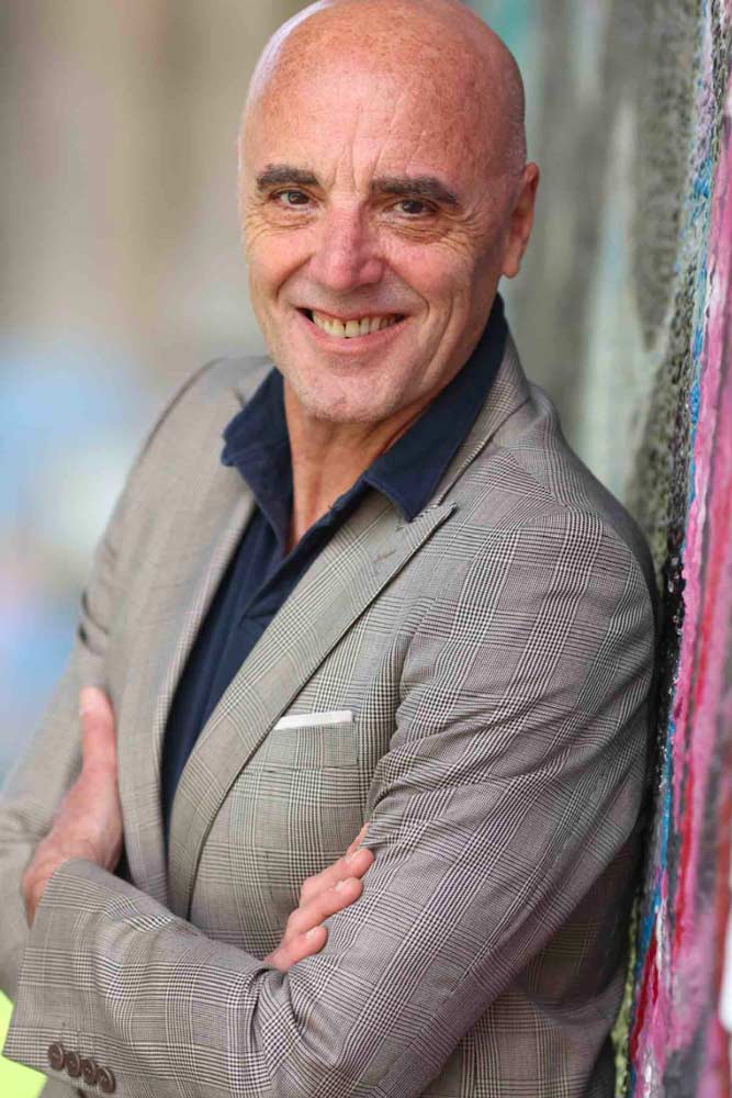 Roberto Pesaresi Attore italiano con esperienza nel cinema, teatro e spot pubblicitari.Basato a Roma, disponibile per nuovi progetti.Italian actor based in Rome with experience in films, theatre and commercials.Available for new projects.