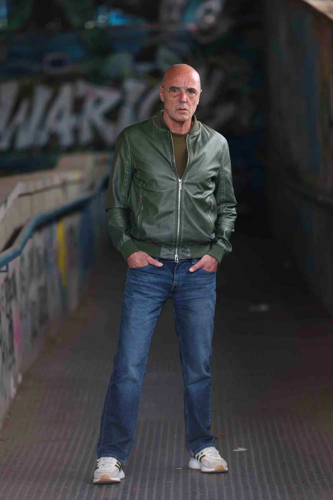 Roberto Pesaresi Attore italiano con esperienza nel cinema, teatro e spot pubblicitari.Basato a Roma, disponibile per nuovi progetti.Italian actor based in Rome with experience in films, theatre and commercials.Available for new projects.