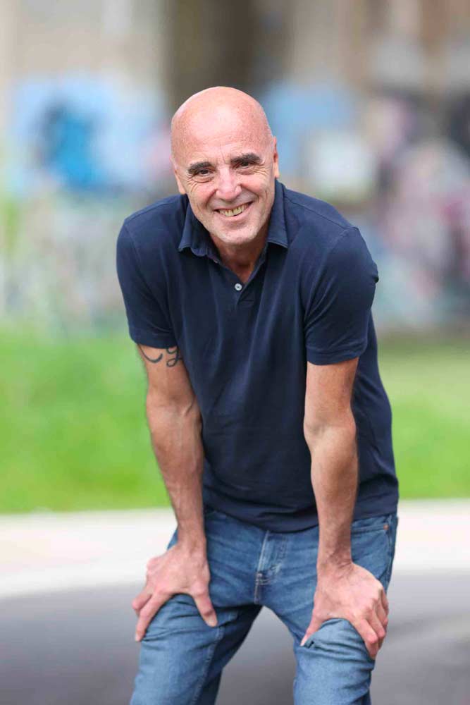 Roberto Pesaresi Attore italiano con esperienza nel cinema, teatro e spot pubblicitari.Basato a Roma, disponibile per nuovi progetti.Italian actor based in Rome with experience in films, theatre and commercials.Available for new projects.
