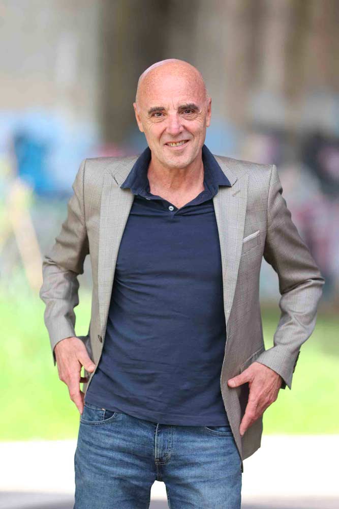 Roberto Pesaresi Attore italiano con esperienza nel cinema, teatro e spot pubblicitari.Basato a Roma, disponibile per nuovi progetti.Italian actor based in Rome with experience in films, theatre and commercials.Available for new projects.