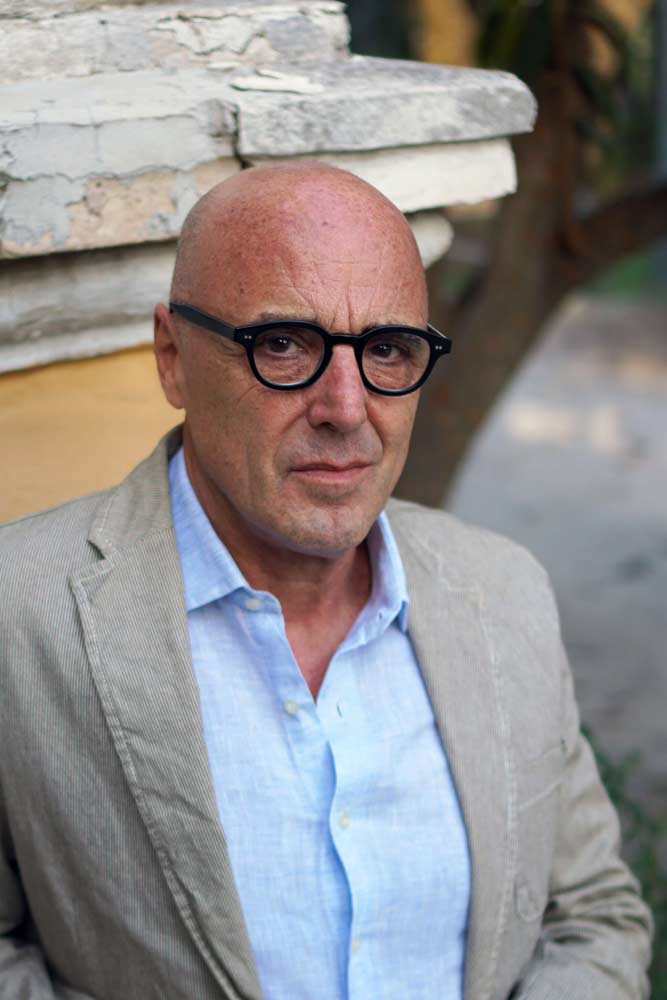 Roberto Pesaresi Attore italiano con esperienza nel cinema, teatro e spot pubblicitari.Basato a Roma, disponibile per nuovi progetti.Italian actor based in Rome with experience in films, theatre and commercials.Available for new projects.