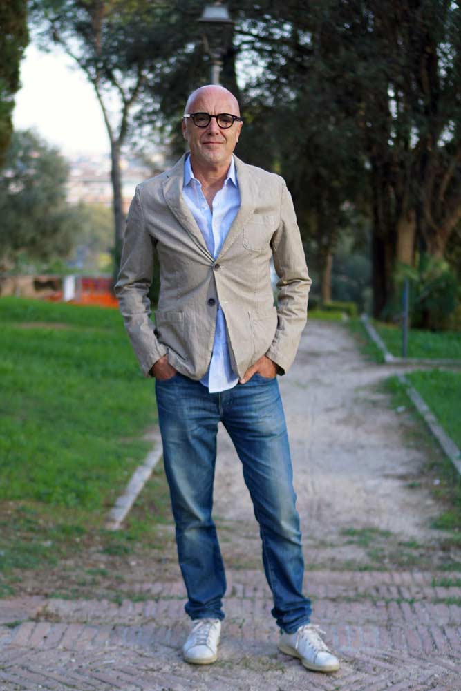 Roberto Pesaresi Attore italiano con esperienza nel cinema, teatro e spot pubblicitari.Basato a Roma, disponibile per nuovi progetti.Italian actor based in Rome with experience in films, theatre and commercials.Available for new projects.