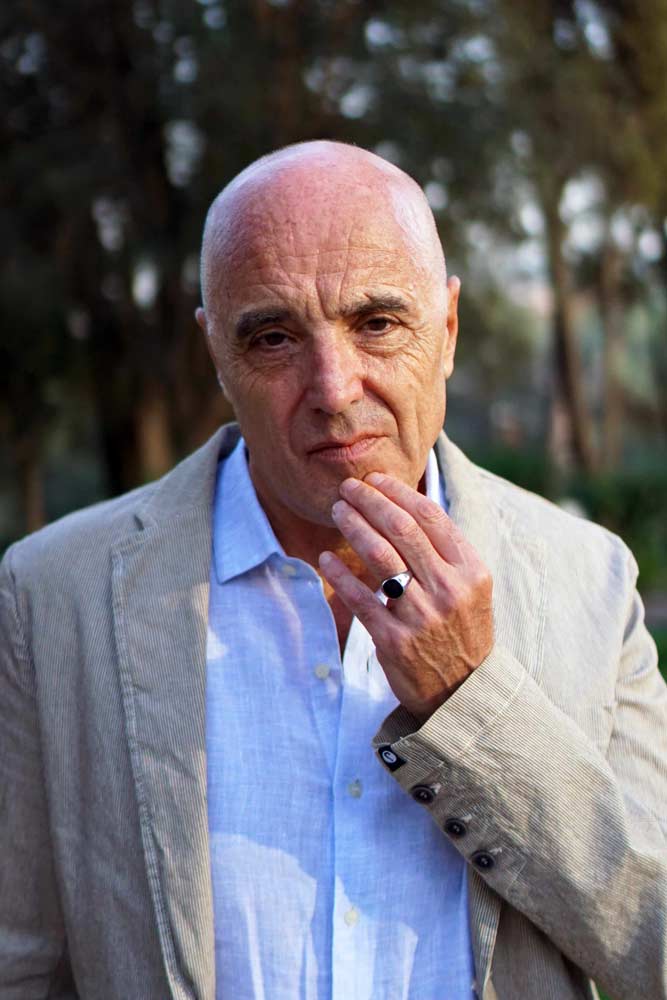 Roberto Pesaresi Attore italiano con esperienza nel cinema, teatro e spot pubblicitari.Basato a Roma, disponibile per nuovi progetti.Italian actor based in Rome with experience in films, theatre and commercials.Available for new projects.