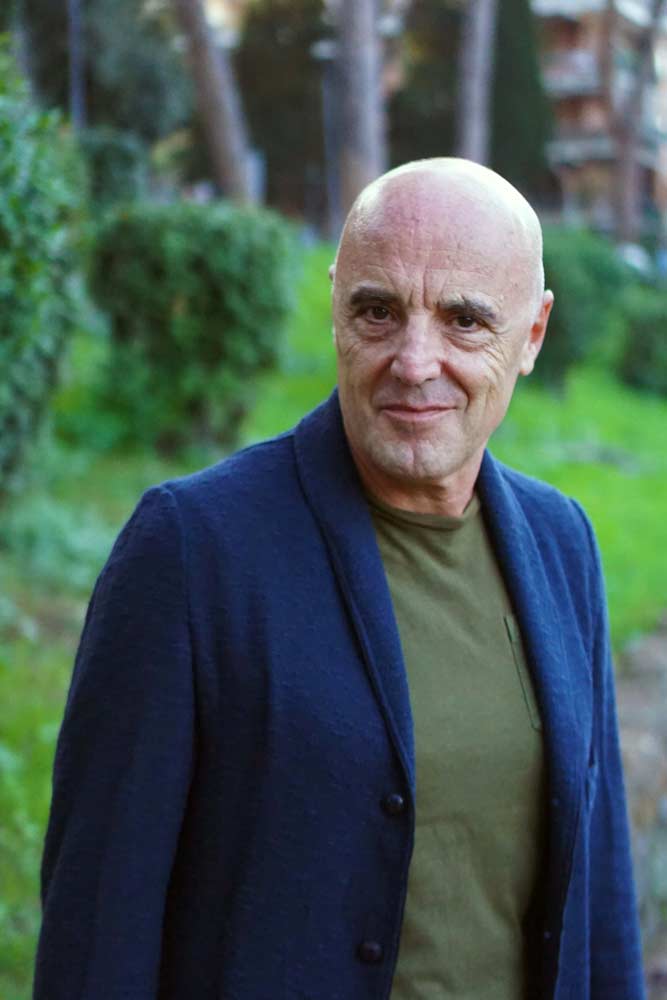 Roberto Pesaresi Attore italiano con esperienza nel cinema, teatro e spot pubblicitari.Basato a Roma, disponibile per nuovi progetti.Italian actor based in Rome with experience in films, theatre and commercials.Available for new projects.